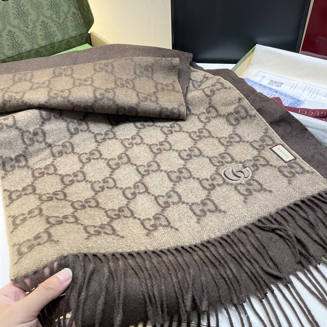 代购级别！最新双面渐变两用围巾，GG标识作为Gucci颇具代表性的传统精髓，始终与系列密不可分，以饱含新