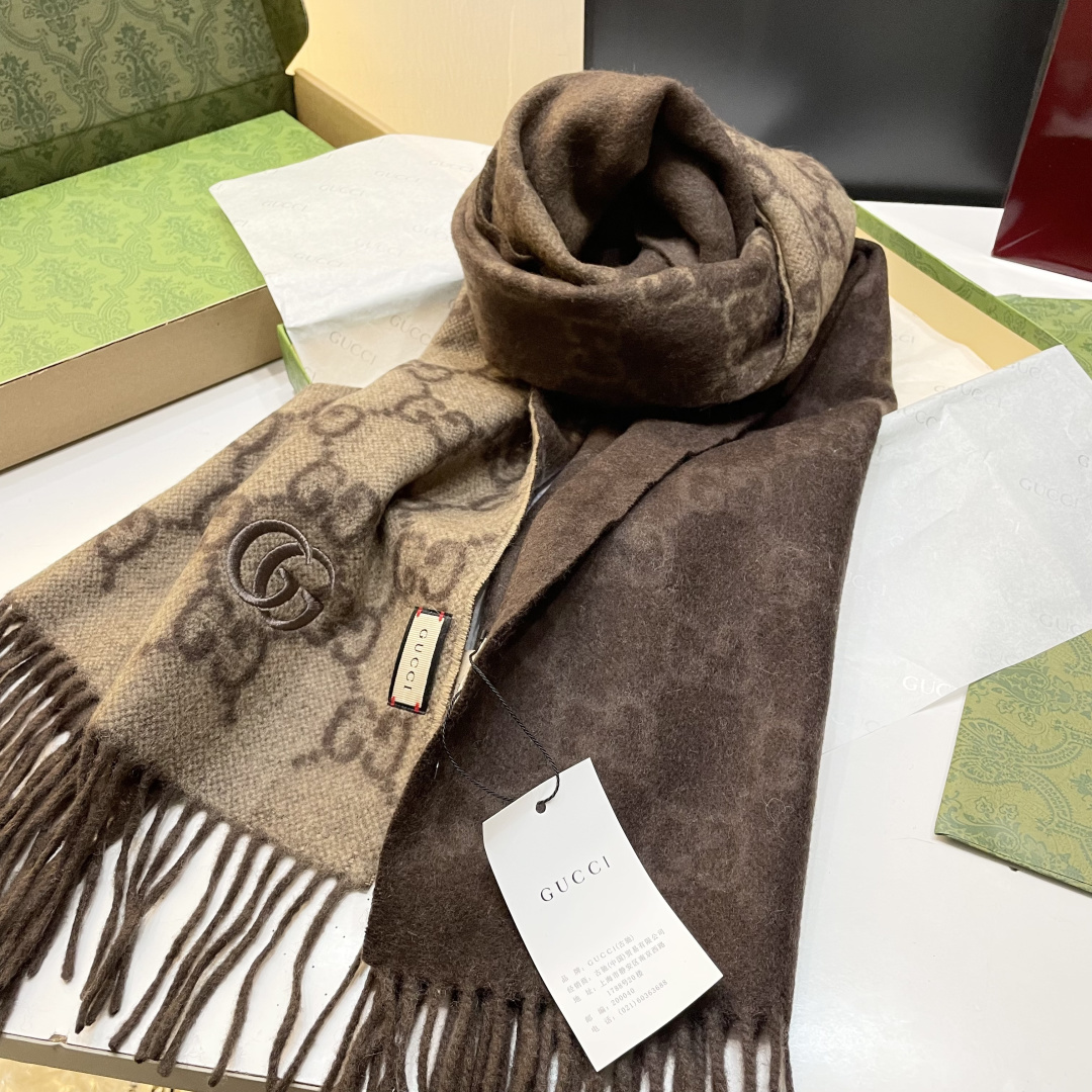 代购级别！最新双面渐变两用围巾，GG标识作为Gucci颇具代表性的传统精髓，始终与系列密不可分，以饱含新
