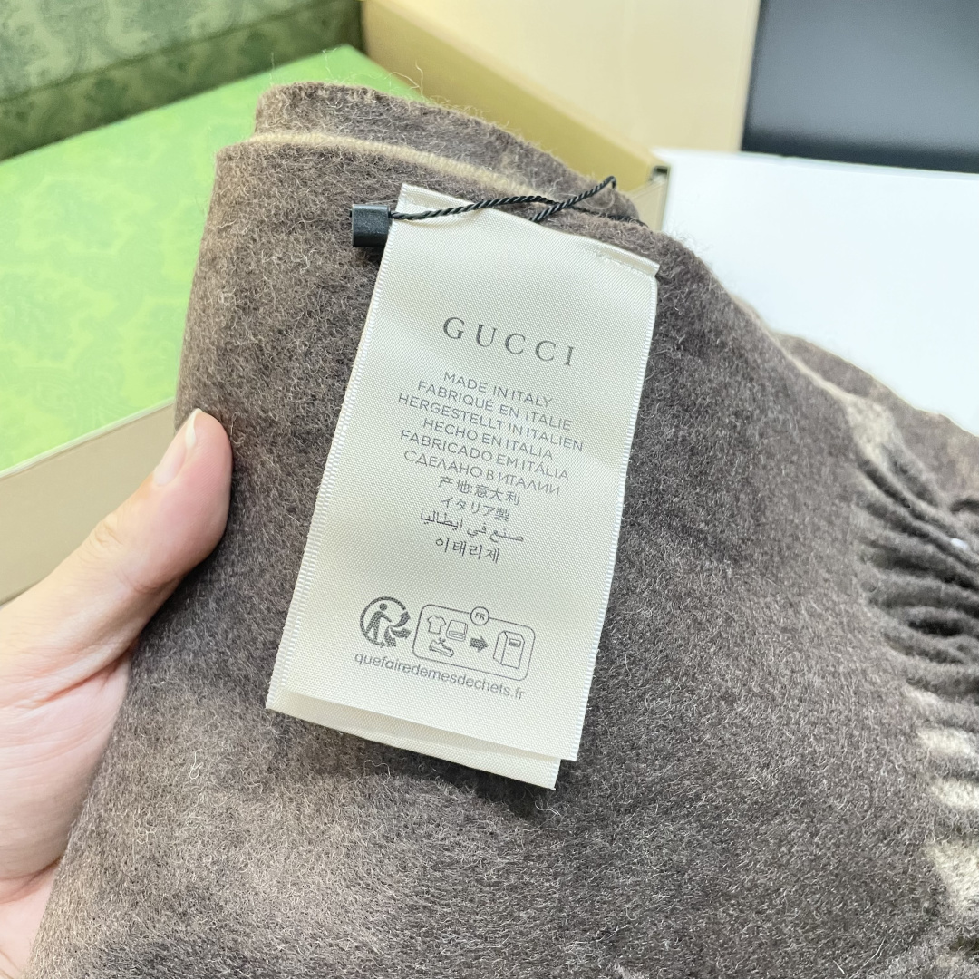 代购级别！最新双面渐变两用围巾，GG标识作为Gucci颇具代表性的传统精髓，始终与系列密不可分，以饱含新