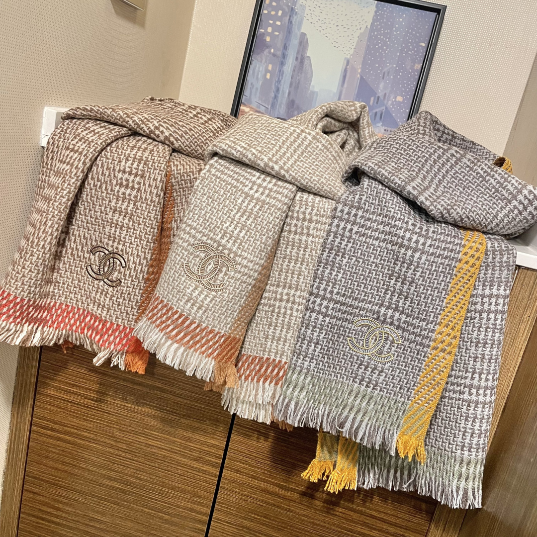 新款 搭配利器🆕🆕 香奈儿系列货 专供viP 产品 ♥顶级苏格兰进口绵羊毛 纹路织法使围巾赋有弹性且柔软