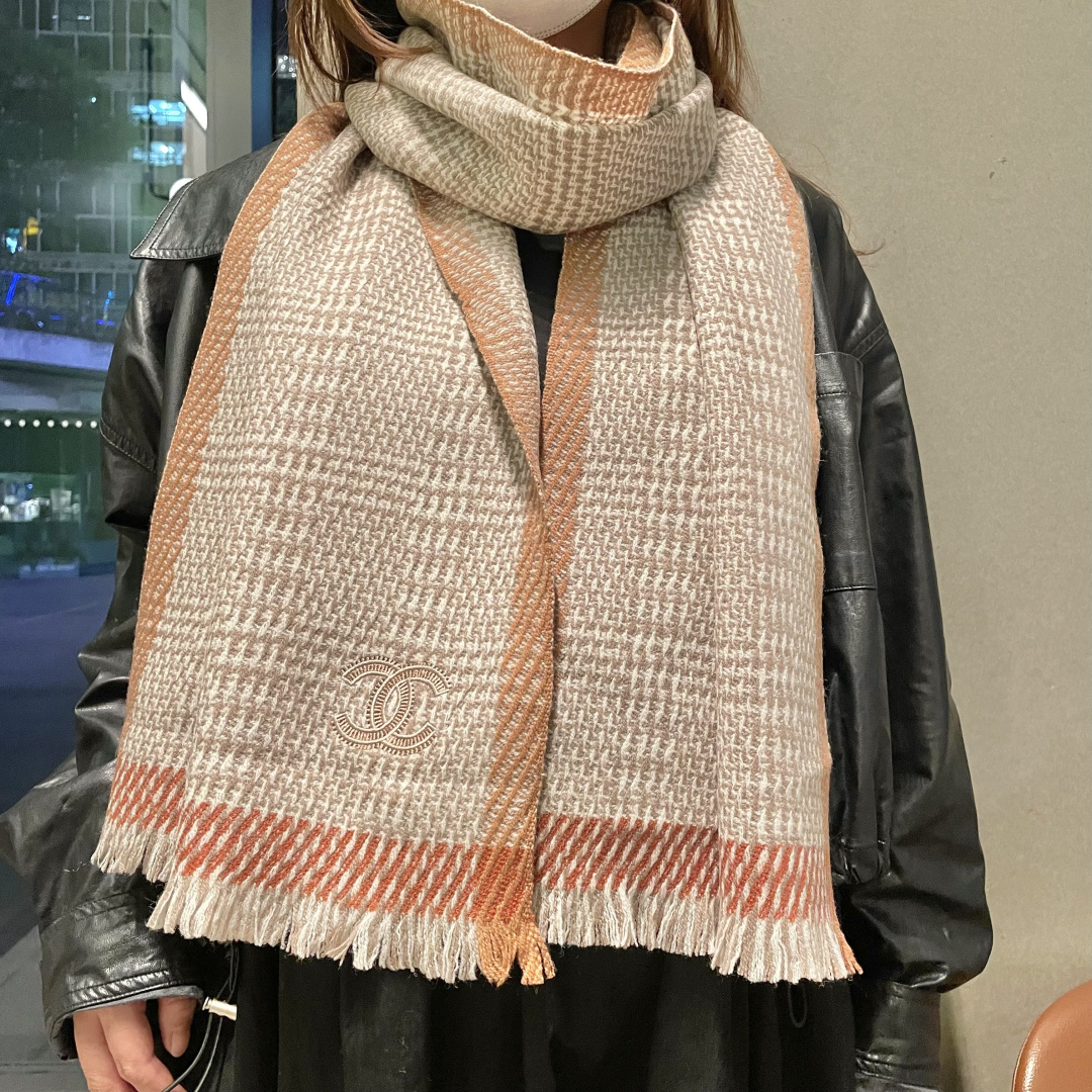 新款 搭配利器🆕🆕 香奈儿系列货 专供viP 产品 ♥顶级苏格兰进口绵羊毛 纹路织法使围巾赋有弹性且柔软