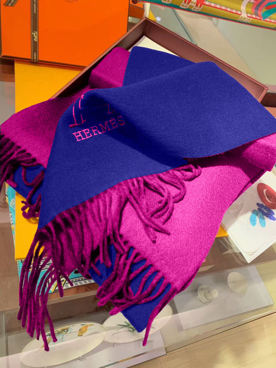 Hermes最新男女士双色纯羊绒围巾👍我们的情侣围巾且买且珍惜~~男款真的很少，一年也就出几款，都是出口