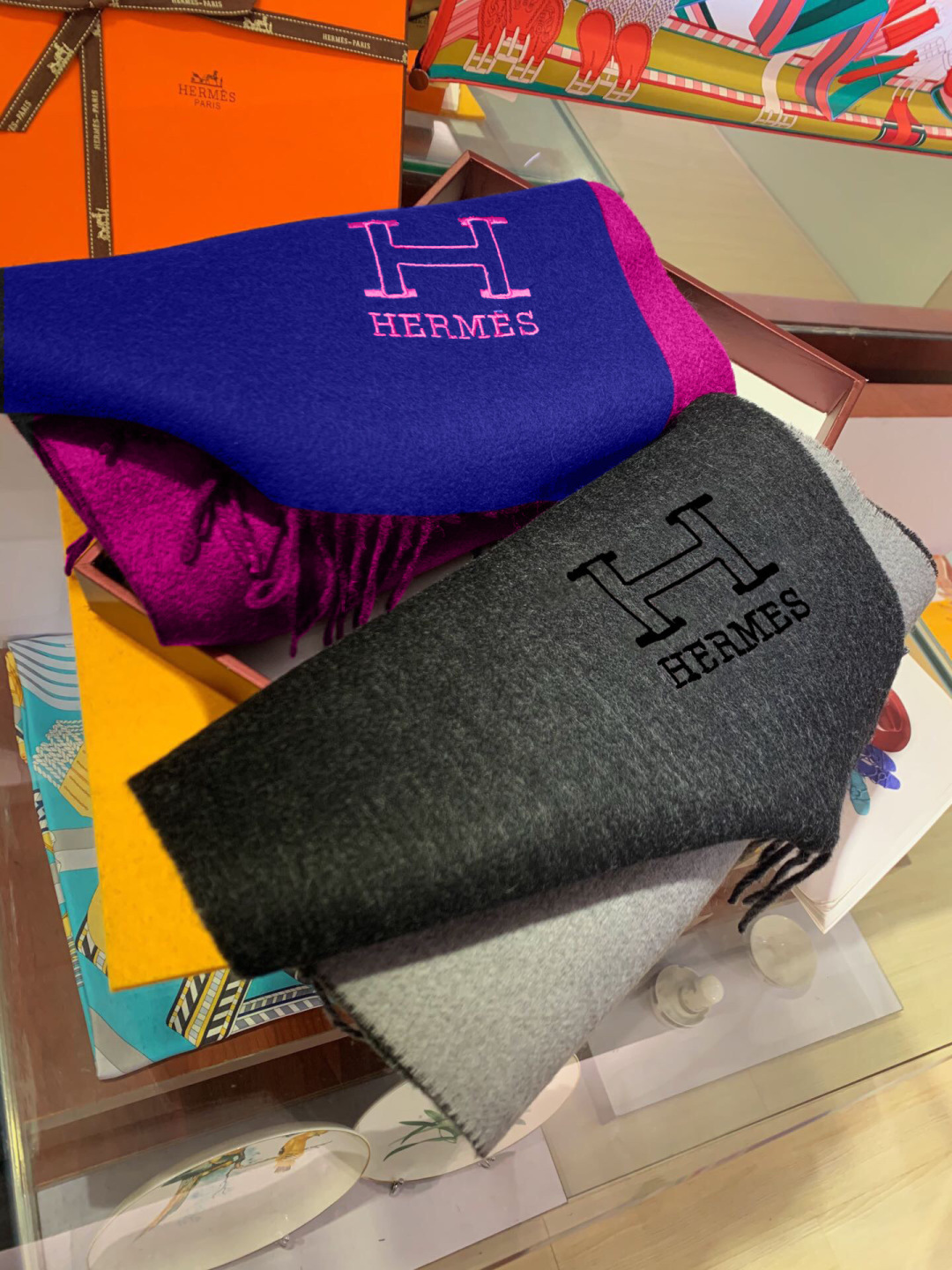 Hermes最新男女士双色纯羊绒围巾👍我们的情侣围巾且买且珍惜~~男款真的很少，一年也就出几款，都是出口