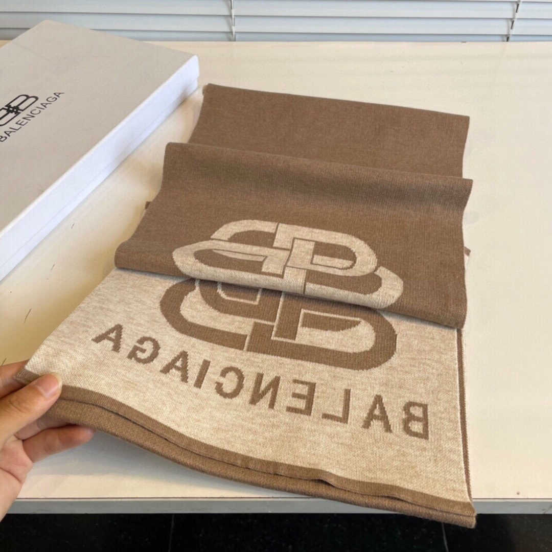 巴黎世家”，它永远是时尚、年轻的代名词，黑白的完美搭配，潮流达人必备！100％羊绒！別致Logo提花！手