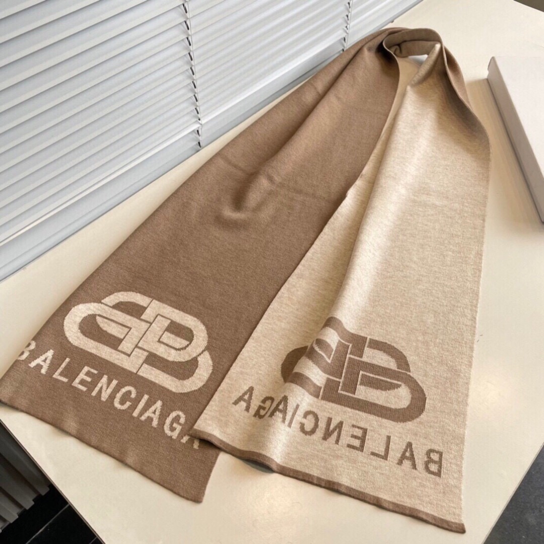 巴黎世家”，它永远是时尚、年轻的代名词，黑白的完美搭配，潮流达人必备！100％羊绒！別致Logo提花！手