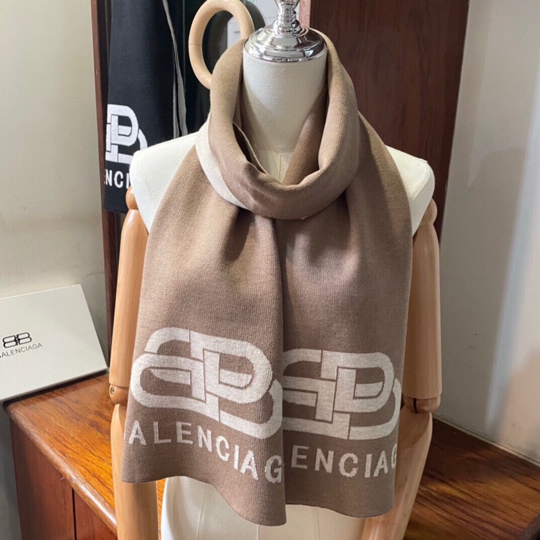 巴黎世家”，它永远是时尚、年轻的代名词，黑白的完美搭配，潮流达人必备！100％羊绒！別致Logo提花！手