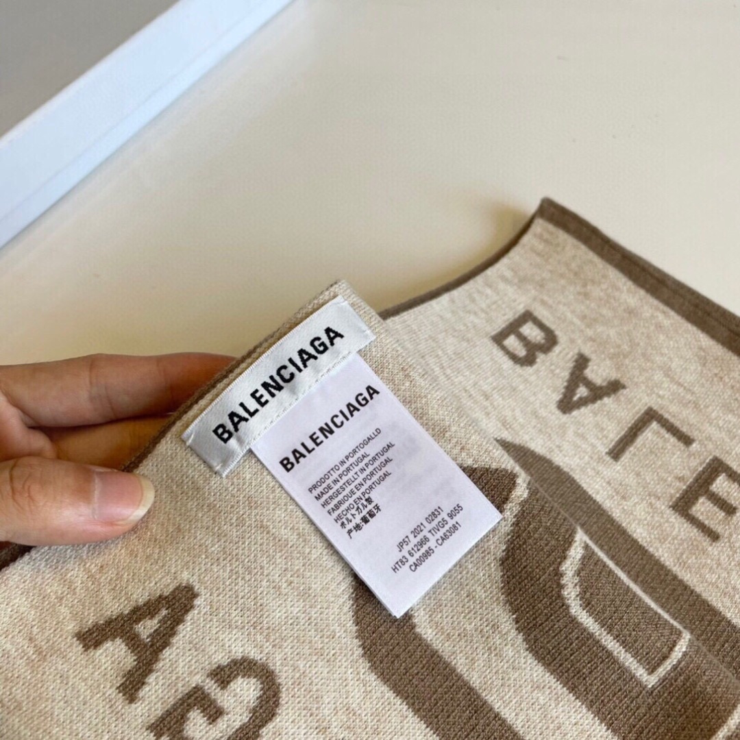 巴黎世家”，它永远是时尚、年轻的代名词，黑白的完美搭配，潮流达人必备！100％羊绒！別致Logo提花！手