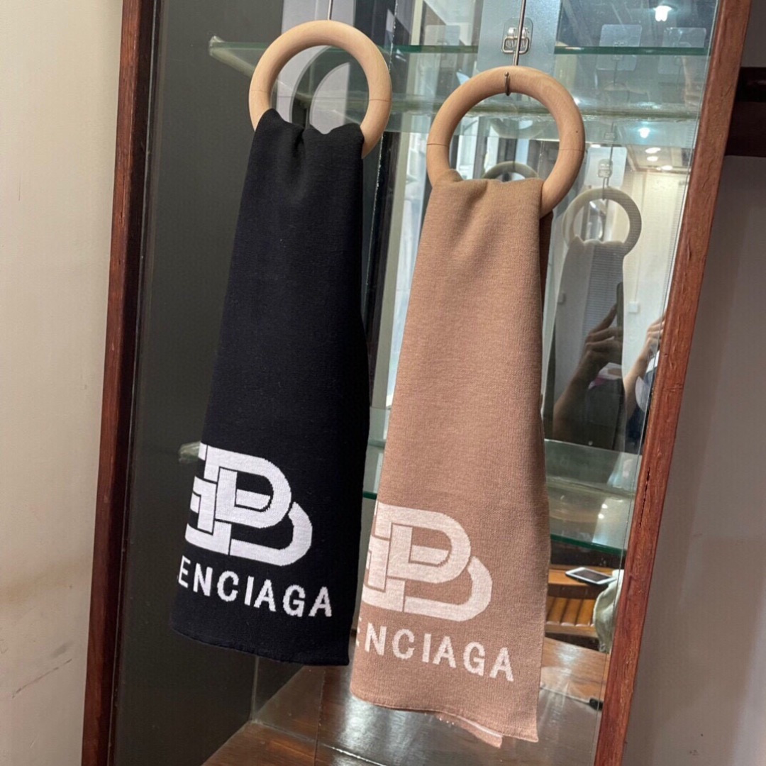 巴黎世家”，它永远是时尚、年轻的代名词，黑白的完美搭配，潮流达人必备！100％羊绒！別致Logo提花！手