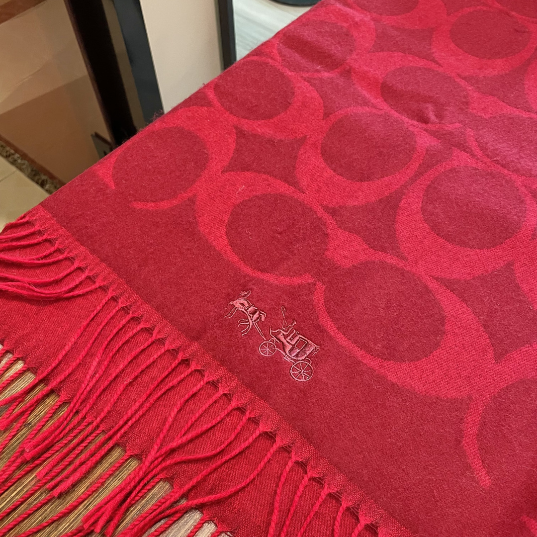 高版本✨【经典款】COACH经典 蔻驰披肩也太好看了吧！不仅有颜值还有品质，羊绒，手感超级软糯和舒服，尺