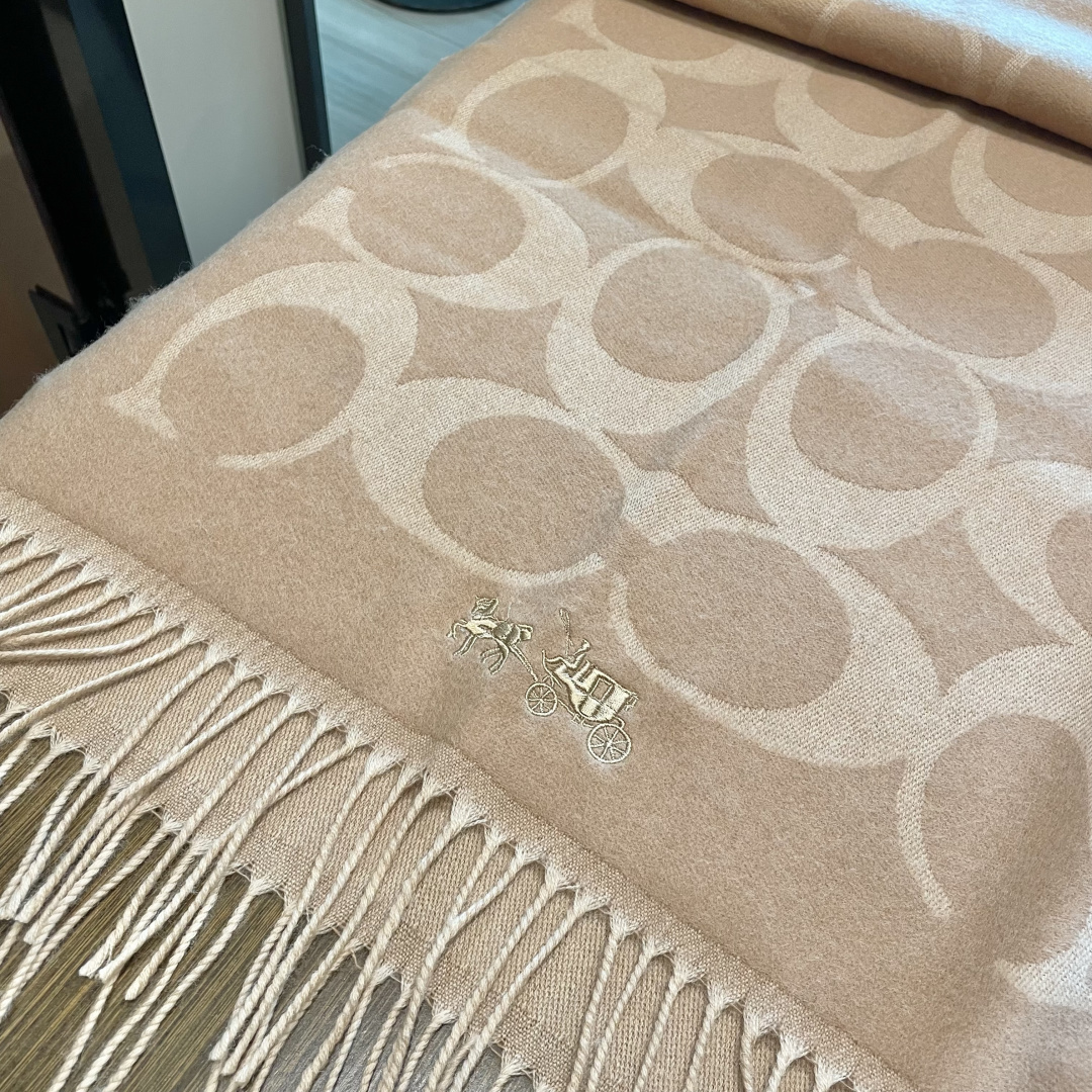 高版本✨【经典款】COACH经典 蔻驰披肩也太好看了吧！不仅有颜值还有品质，羊绒，手感超级软糯和舒服，尺