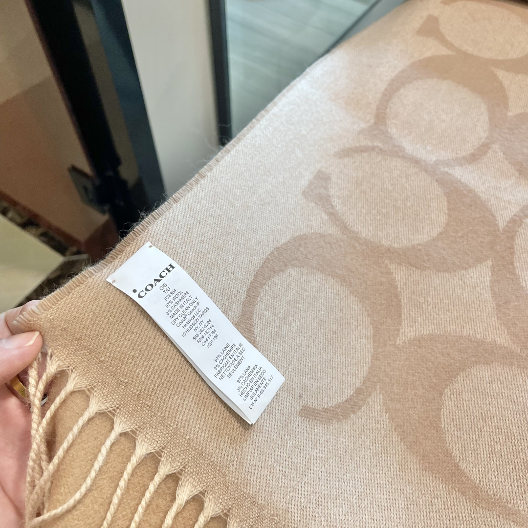 高版本✨【经典款】COACH经典 蔻驰披肩也太好看了吧！不仅有颜值还有品质，羊绒，手感超级软糯和舒服，尺