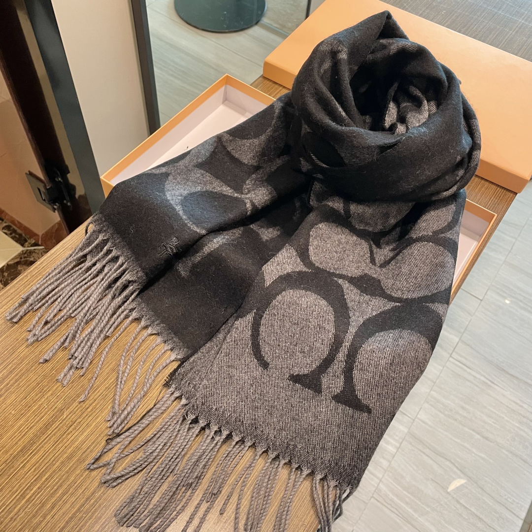 高版本✨【经典款】COACH经典 蔻驰披肩也太好看了吧！不仅有颜值还有品质，羊绒，手感超级软糯和舒服，尺