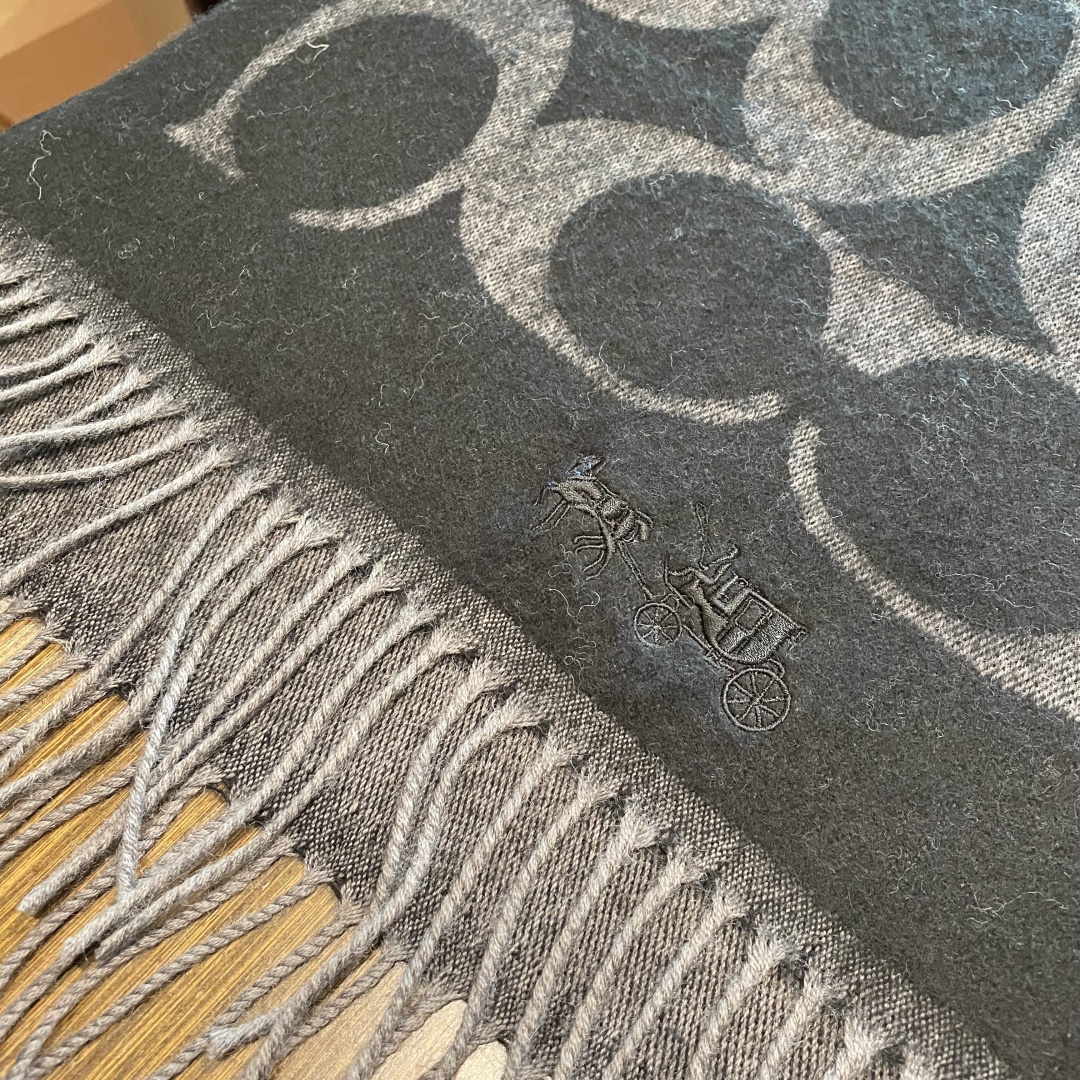 高版本✨【经典款】COACH经典 蔻驰披肩也太好看了吧！不仅有颜值还有品质，羊绒，手感超级软糯和舒服，尺