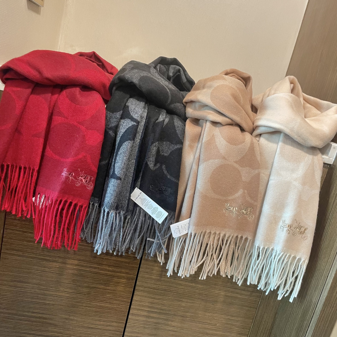 高版本✨【经典款】COACH经典 蔻驰披肩也太好看了吧！不仅有颜值还有品质，羊绒，手感超级软糯和舒服，尺