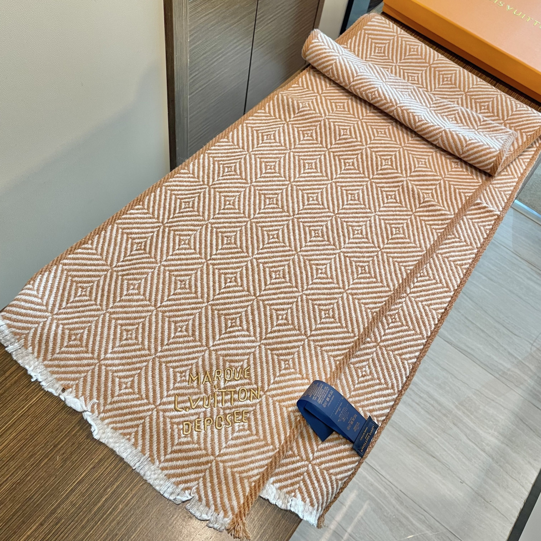 爆款上👍👍 LV独家牛货🐂 高端品质棋盘格编织工艺围巾‼️这种精品是市场上及其少见的，棋盘格元素针织毛线