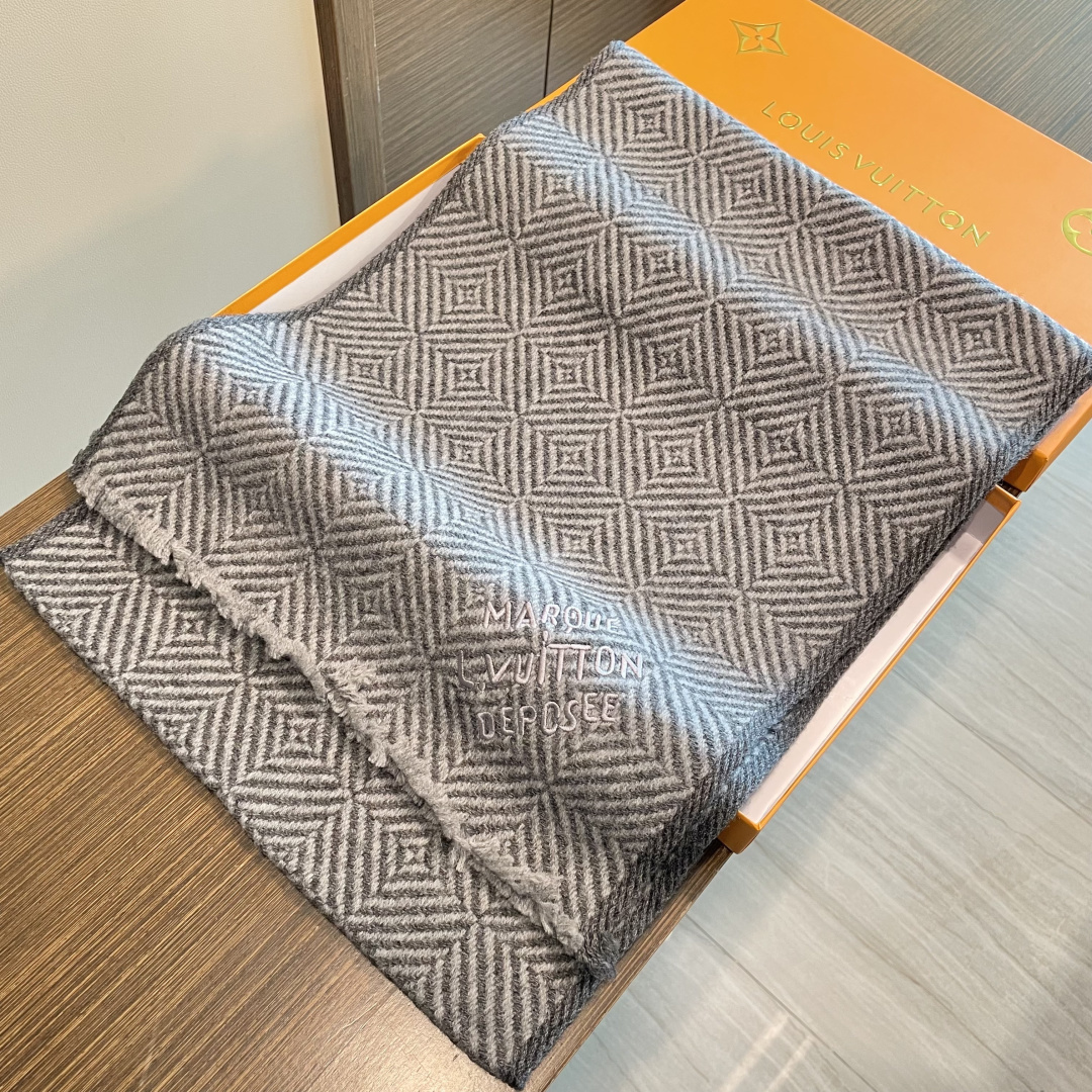 爆款上👍👍 LV独家牛货🐂 高端品质棋盘格编织工艺围巾‼️这种精品是市场上及其少见的，棋盘格元素针织毛线