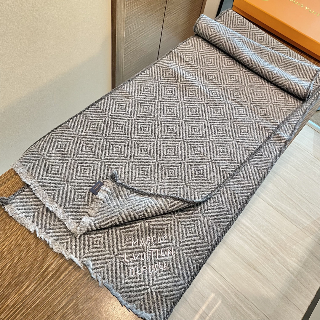 爆款上👍👍 LV独家牛货🐂 高端品质棋盘格编织工艺围巾‼️这种精品是市场上及其少见的，棋盘格元素针织毛线