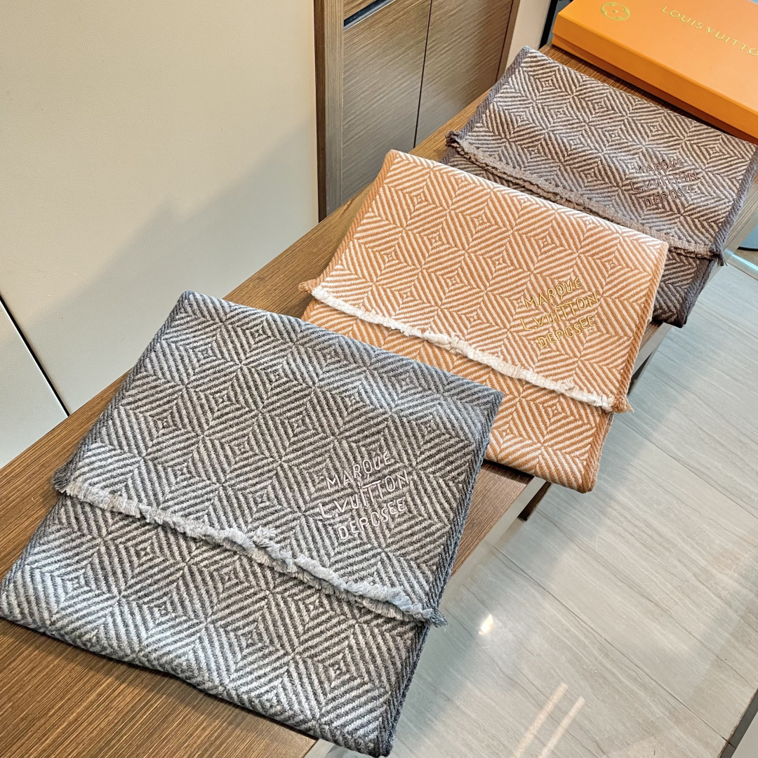 爆款上👍👍 LV独家牛货🐂 高端品质棋盘格编织工艺围巾‼️这种精品是市场上及其少见的，棋盘格元素针织毛线