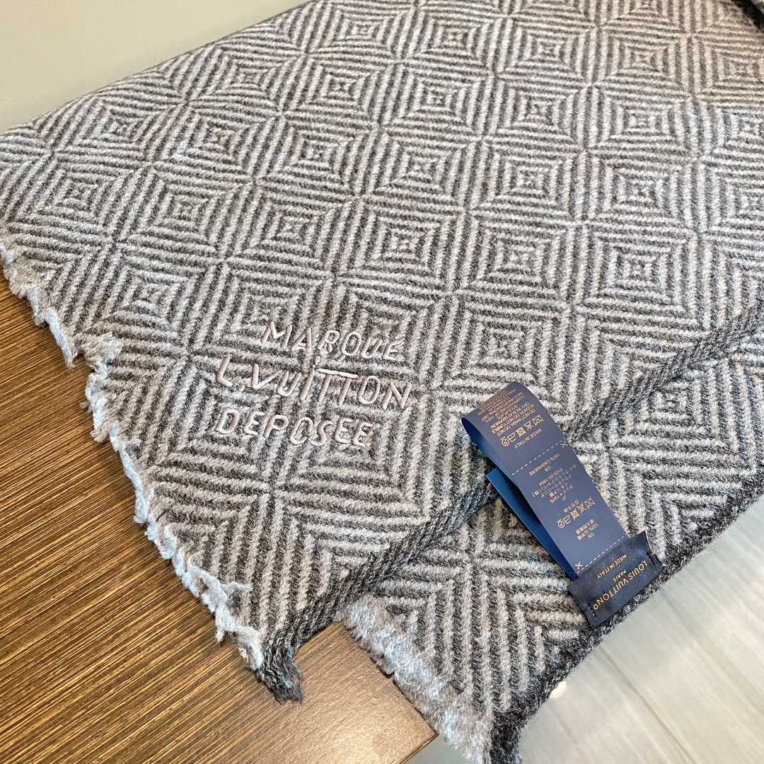 爆款上👍👍 LV独家牛货🐂 高端品质棋盘格编织工艺围巾‼️这种精品是市场上及其少见的，棋盘格元素针织毛线