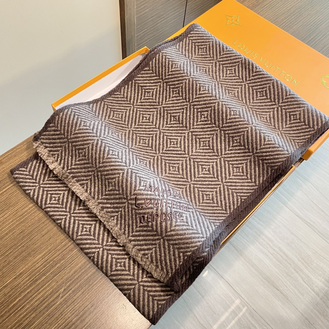 爆款上👍👍 LV独家牛货🐂 高端品质棋盘格编织工艺围巾‼️这种精品是市场上及其少见的，棋盘格元素针织毛线