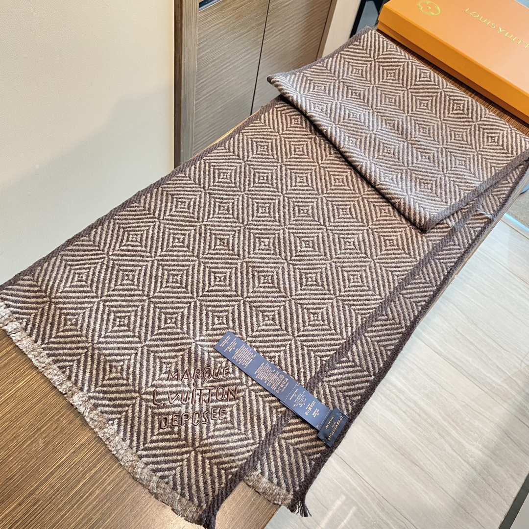 爆款上👍👍 LV独家牛货🐂 高端品质棋盘格编织工艺围巾‼️这种精品是市场上及其少见的，棋盘格元素针织毛线