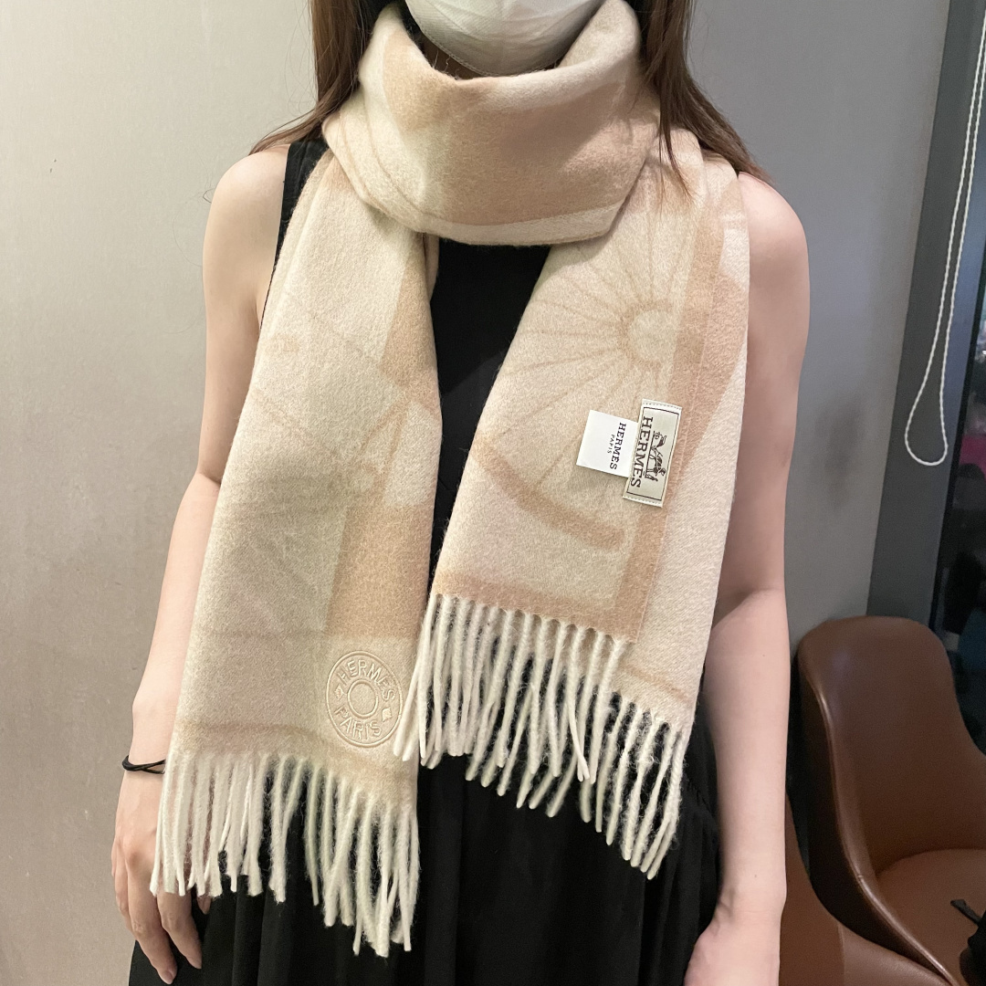官网同款水波纹水羊绒 爱马仕❗👫同款围巾且买且珍惜羊绒款😍~都是出口订单所以比较难遇❤东西讲究少而精😍好