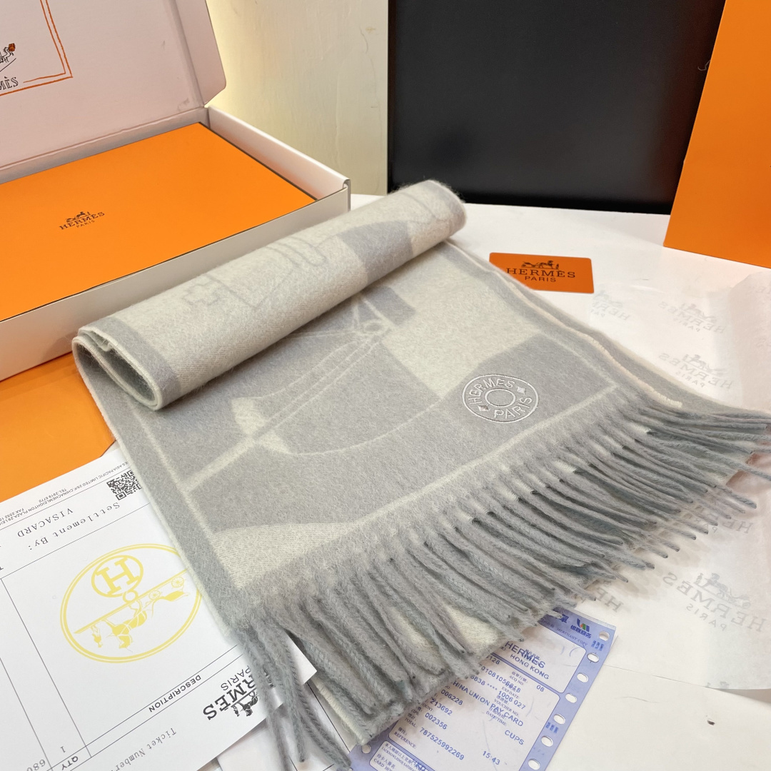 官网同款水波纹水羊绒 爱马仕❗👫同款围巾且买且珍惜羊绒款😍~都是出口订单所以比较难遇❤东西讲究少而精😍好