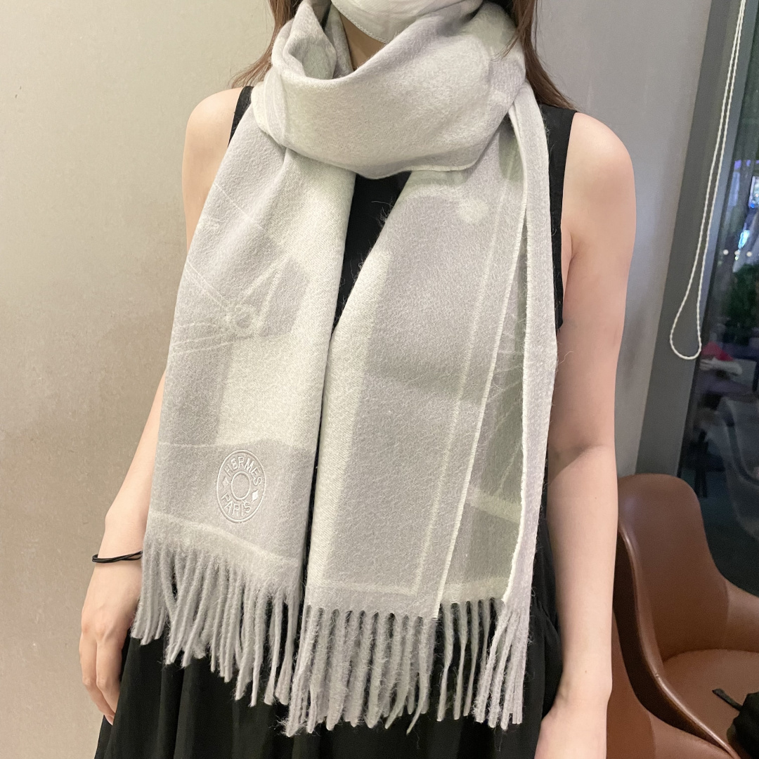 官网同款水波纹水羊绒 爱马仕❗👫同款围巾且买且珍惜羊绒款😍~都是出口订单所以比较难遇❤东西讲究少而精😍好