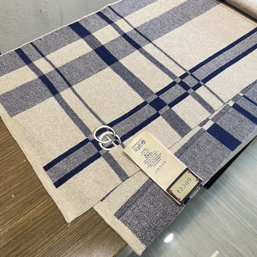 爆款到货古奇男女通用针织围巾👑柔和舒适的羊毛带来今季最温暖贴心呵护❤️最顶级的品质❤️羊绒线织出漂亮精致