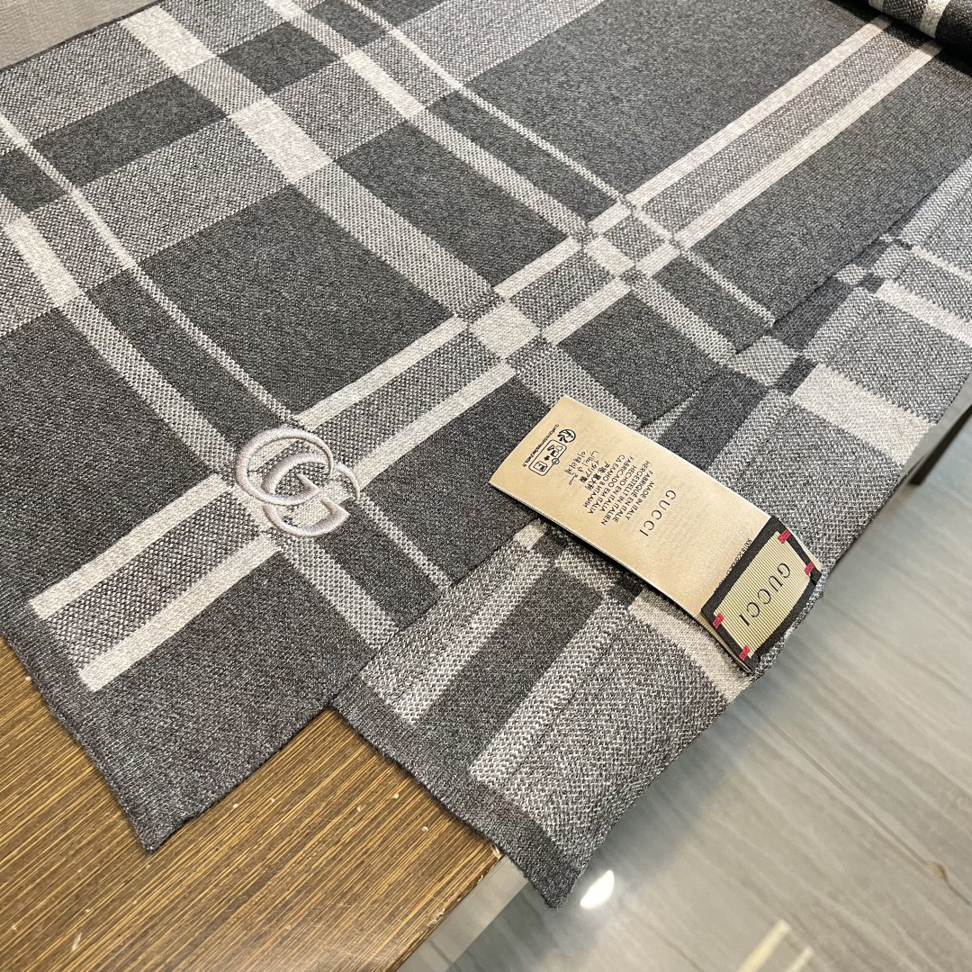 爆款到货古奇男女通用针织围巾👑柔和舒适的羊毛带来今季最温暖贴心呵护❤️最顶级的品质❤️羊绒线织出漂亮精致