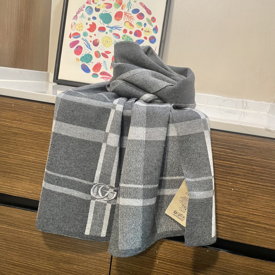 爆款到货古奇男女通用针织围巾👑柔和舒适的羊毛带来今季最温暖贴心呵护❤️最顶级的品质❤️羊绒线织出漂亮精致