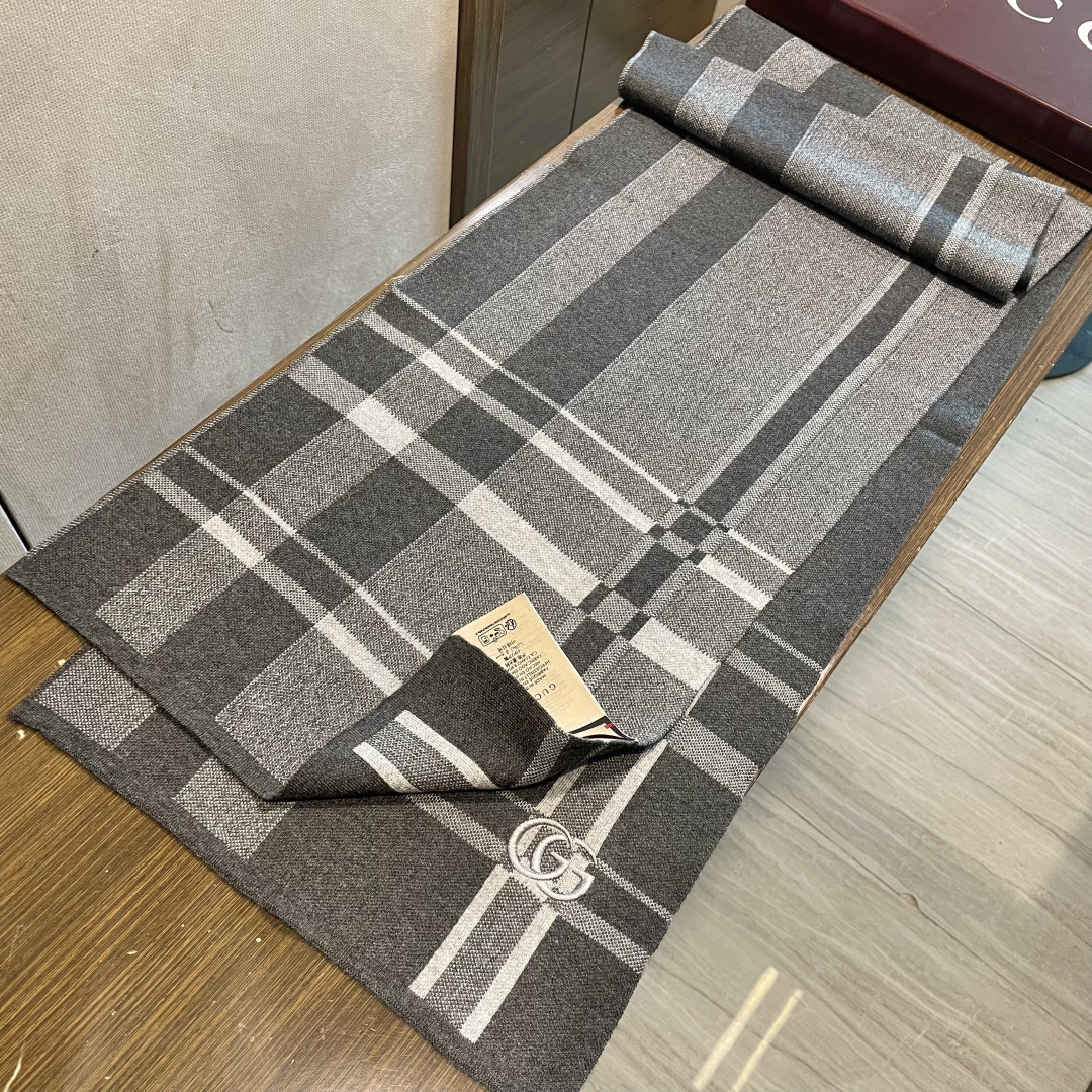 爆款到货古奇男女通用针织围巾👑柔和舒适的羊毛带来今季最温暖贴心呵护❤️最顶级的品质❤️羊绒线织出漂亮精致