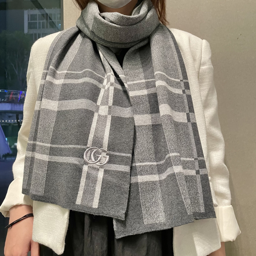 爆款到货古奇男女通用针织围巾👑柔和舒适的羊毛带来今季最温暖贴心呵护❤️最顶级的品质❤️羊绒线织出漂亮精致