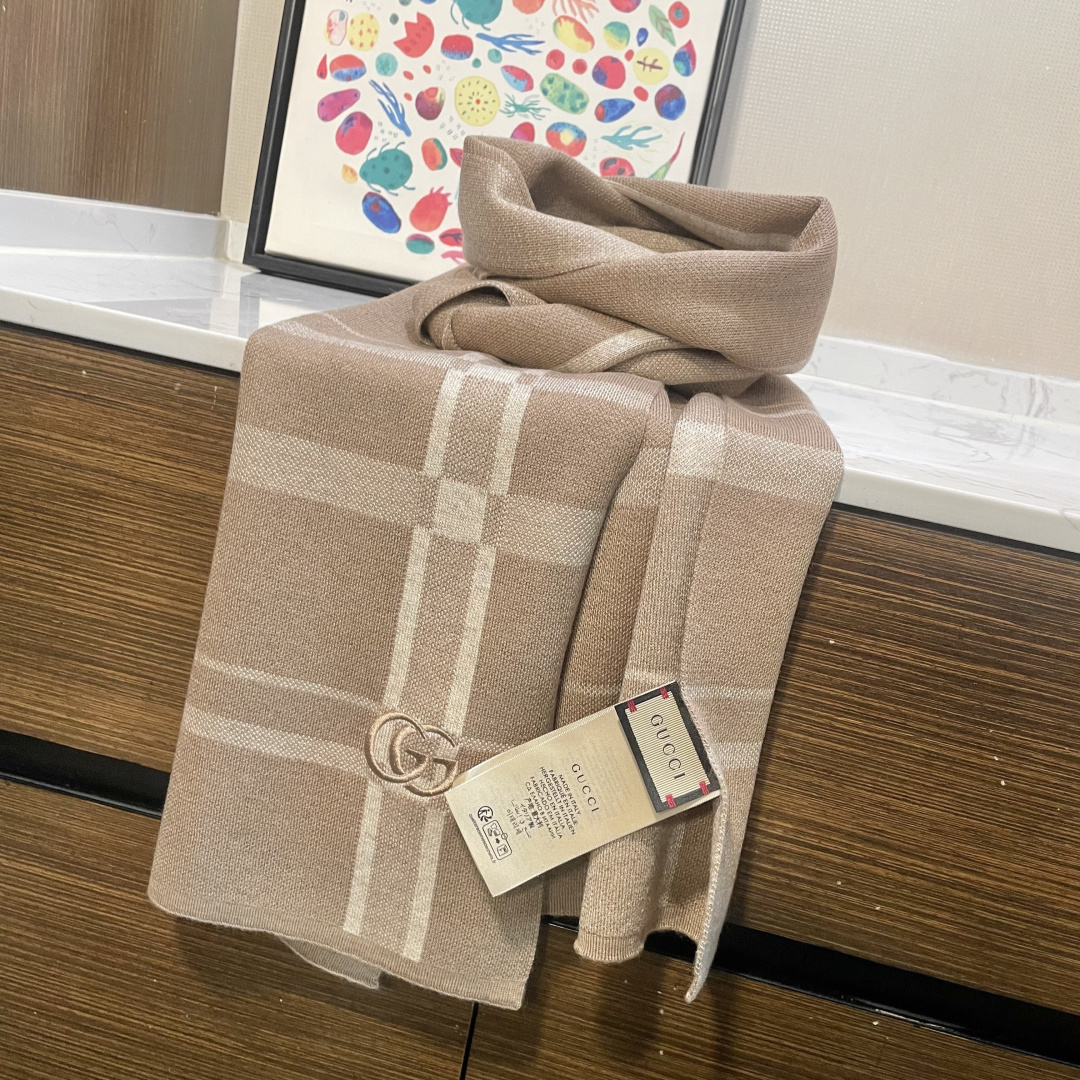 爆款到货古奇男女通用针织围巾👑柔和舒适的羊毛带来今季最温暖贴心呵护❤️最顶级的品质❤️羊绒线织出漂亮精致