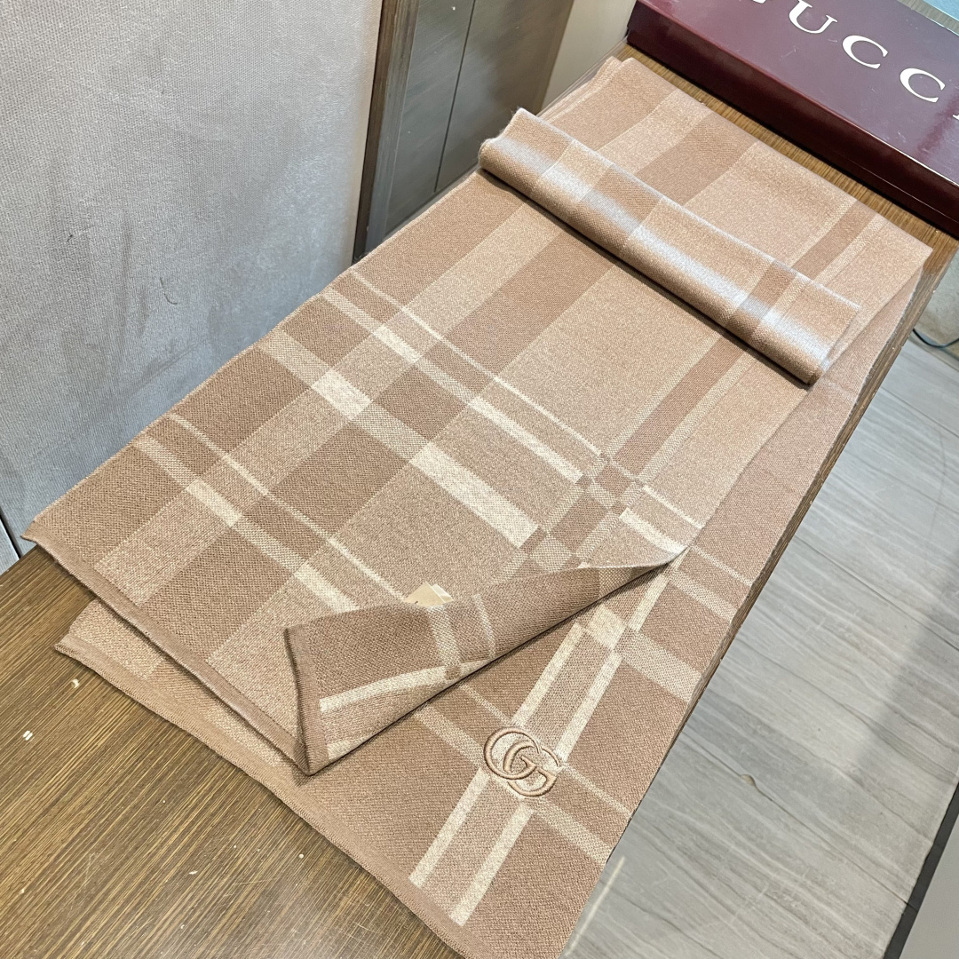 爆款到货古奇男女通用针织围巾👑柔和舒适的羊毛带来今季最温暖贴心呵护❤️最顶级的品质❤️羊绒线织出漂亮精致