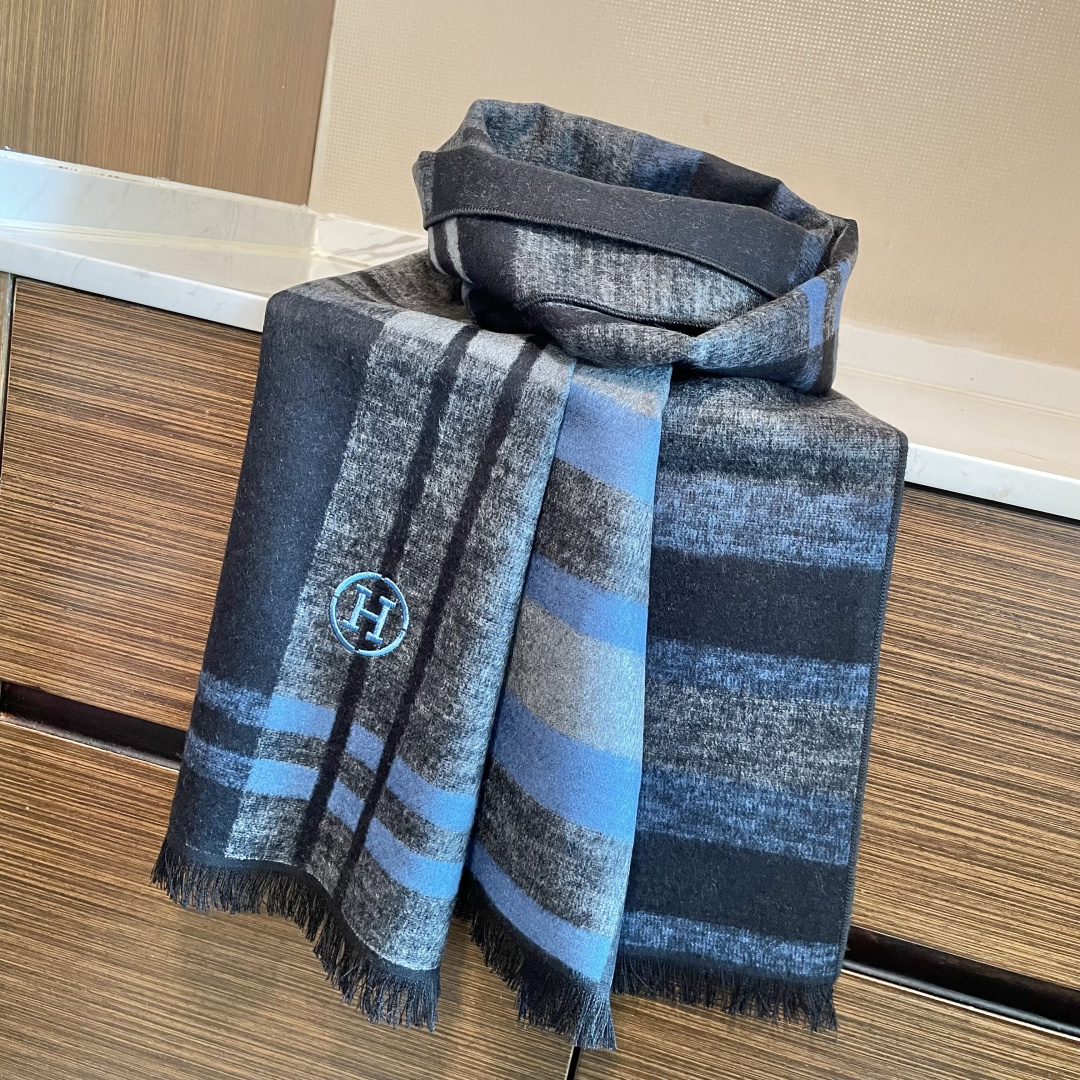 爱马仕围巾新款到货！海外原单，专柜原版，👏🎀️精美 今年超流行的款✨颜色随便百搭精神现👍💓🎀时尚级惊艳‼