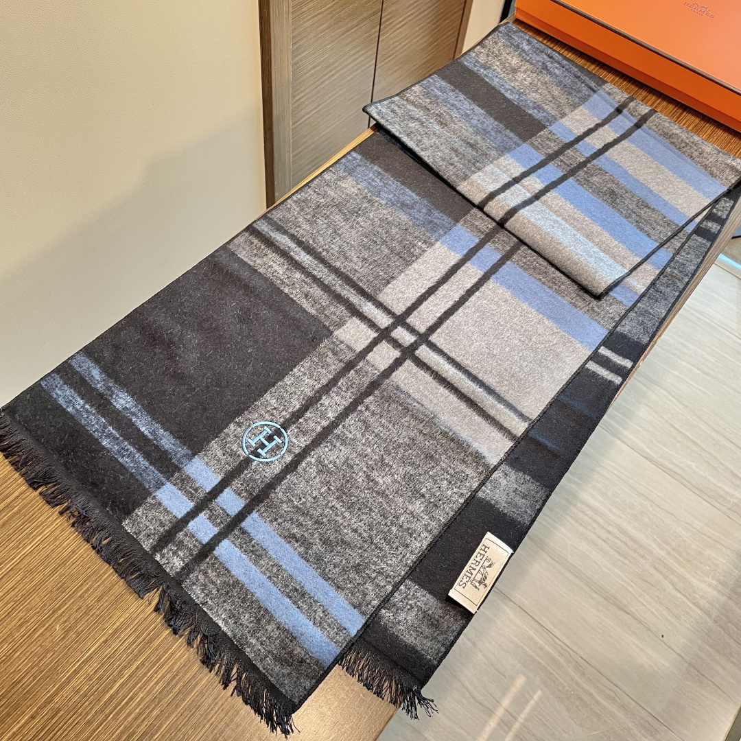 爱马仕围巾新款到货！海外原单，专柜原版，👏🎀️精美 今年超流行的款✨颜色随便百搭精神现👍💓🎀时尚级惊艳‼