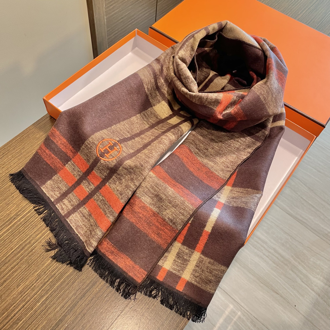 爱马仕围巾新款到货！海外原单，专柜原版，👏🎀️精美 今年超流行的款✨颜色随便百搭精神现👍💓🎀时尚级惊艳‼