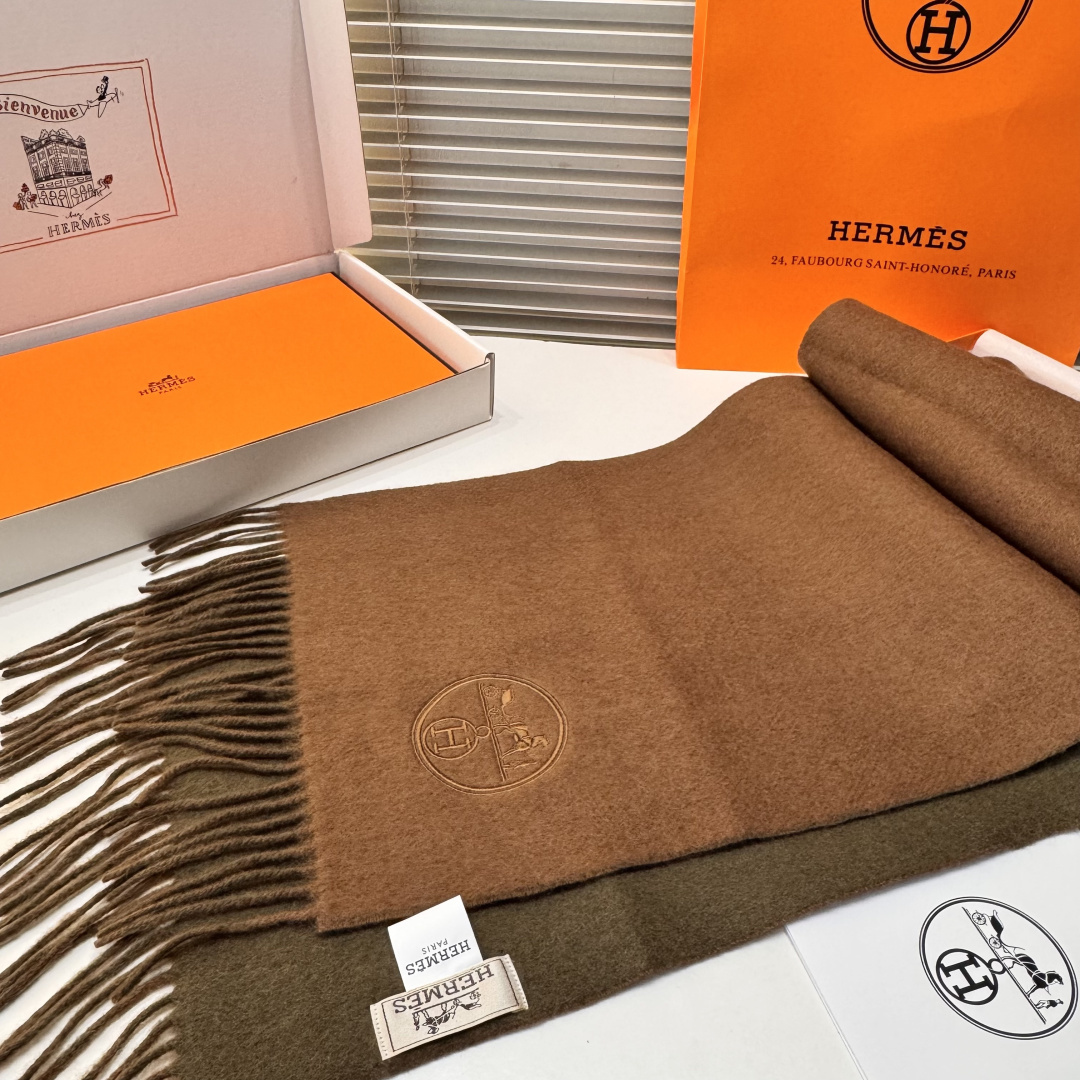 ✨✨爱马仕双面围巾❗好看的要疯掉了，太有型太有魅力了❗❗非常斯文时尚的秋冬单品！真的很喜欢，非常Clas