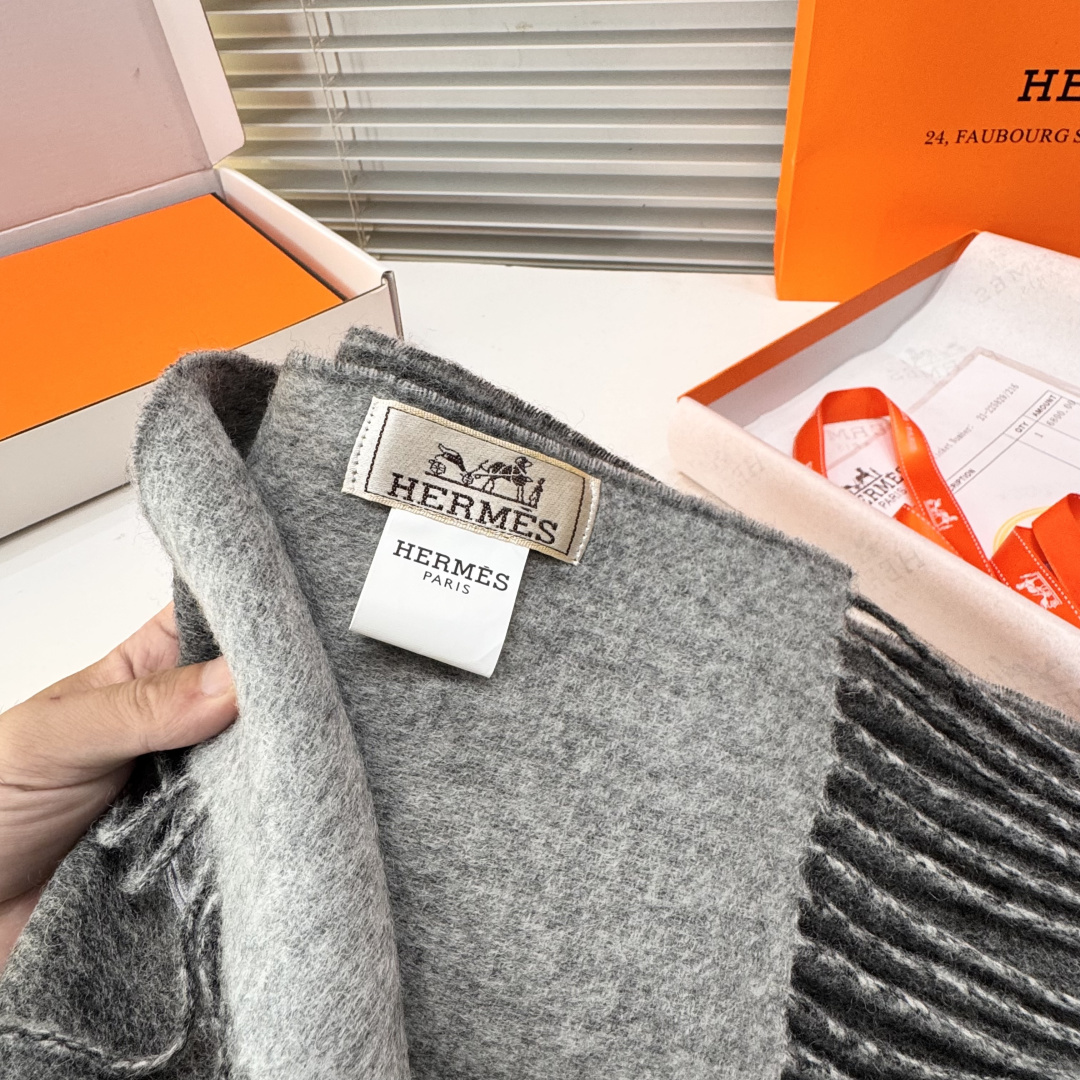 ✨✨爱马仕双面围巾❗好看的要疯掉了，太有型太有魅力了❗❗非常斯文时尚的秋冬单品！真的很喜欢，非常Clas