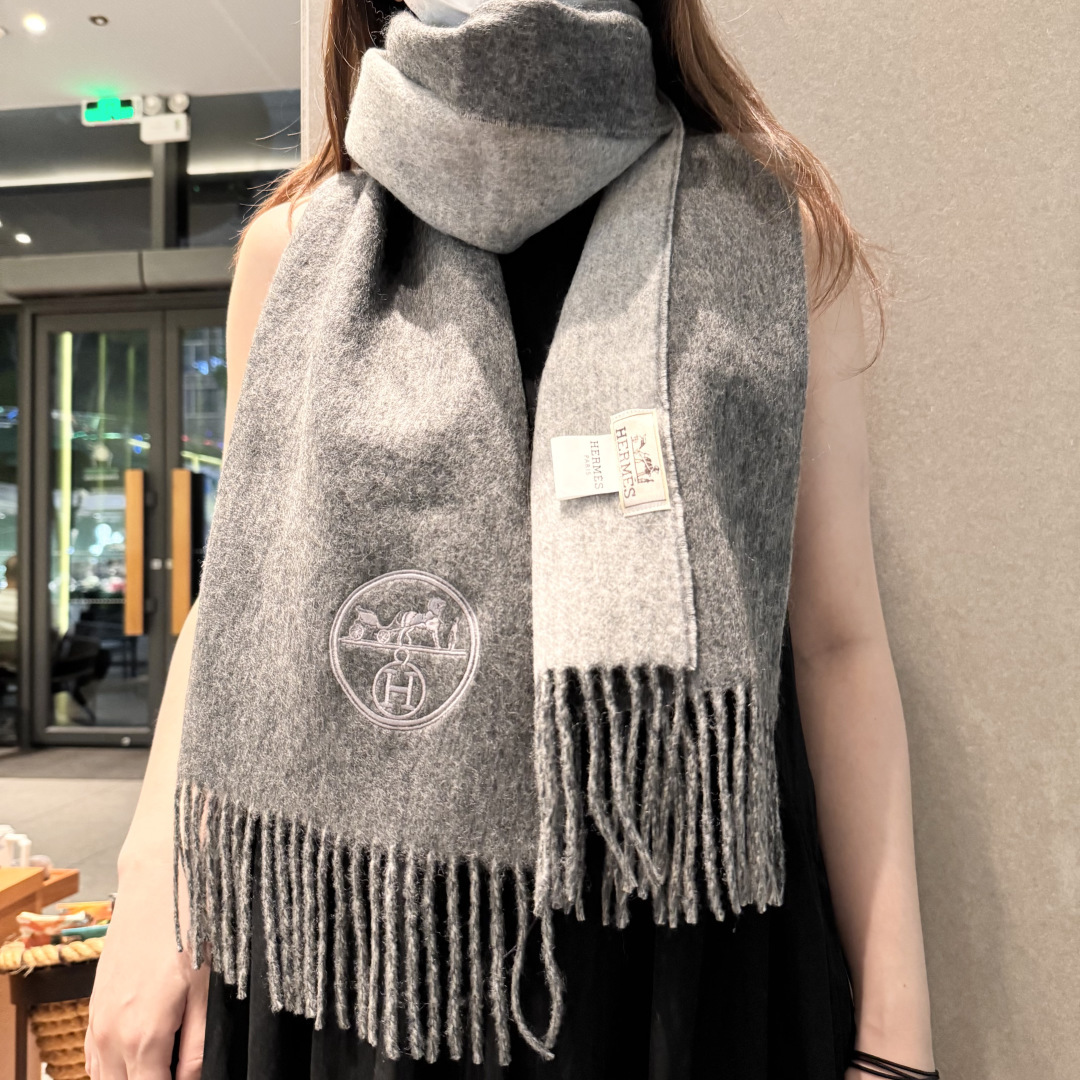 ✨✨爱马仕双面围巾❗好看的要疯掉了，太有型太有魅力了❗❗非常斯文时尚的秋冬单品！真的很喜欢，非常Clas