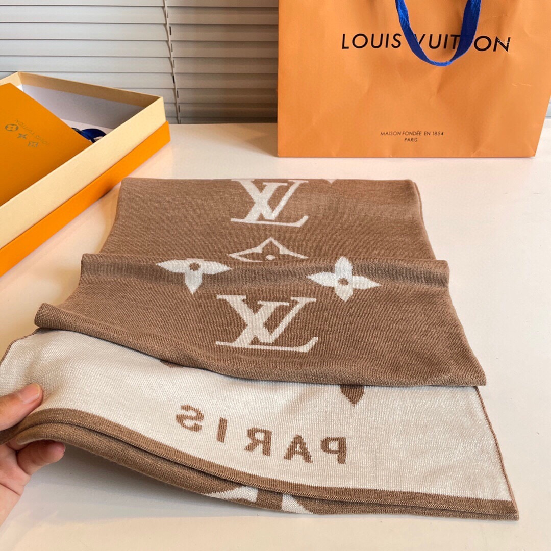 我们的男款围巾且买且珍惜~~男款真的很少，一年也就出几款，都是出口订单所以比较难遇。男人的东西讲究少而精