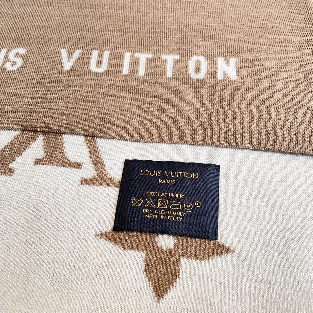 我们的男款围巾且买且珍惜~~男款真的很少，一年也就出几款，都是出口订单所以比较难遇。男人的东西讲究少而精