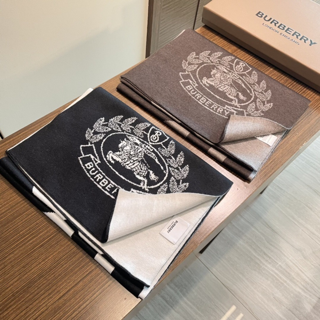 😍viP推荐👍巴宝莉专柜最新款围巾【顶级羊绒围巾】。爆款哦 😘💍实物真心美 🎀针织围巾配以精美logo的