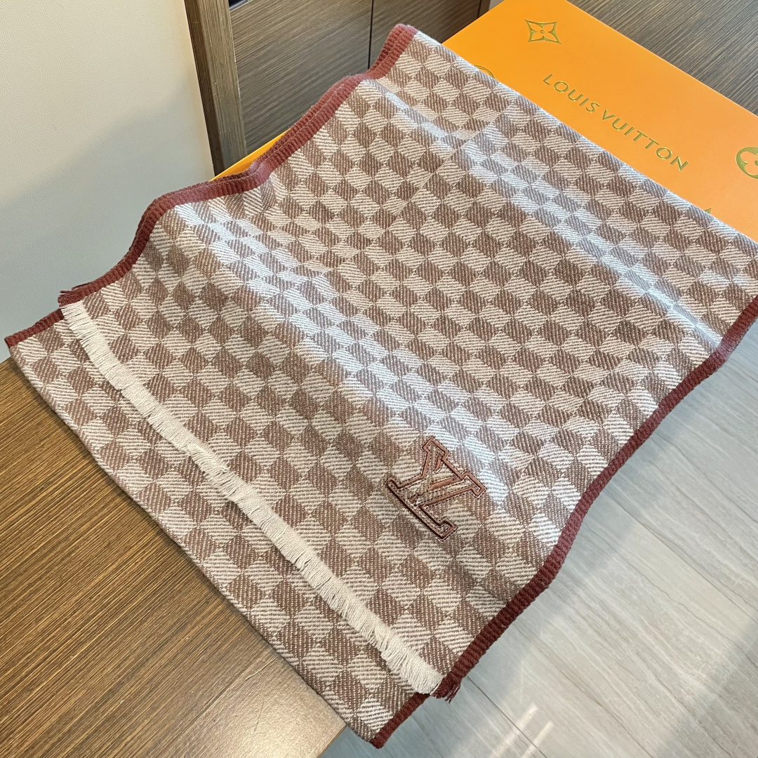 爆款上👍👍 LV独家牛货🐂 高端品质棋盘格编织工艺围巾‼️这种精品是市场上及其少见的，棋盘格元素针织毛线