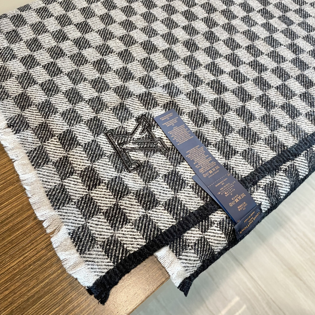 爆款上👍👍 LV独家牛货🐂 高端品质棋盘格编织工艺围巾‼️这种精品是市场上及其少见的，棋盘格元素针织毛线