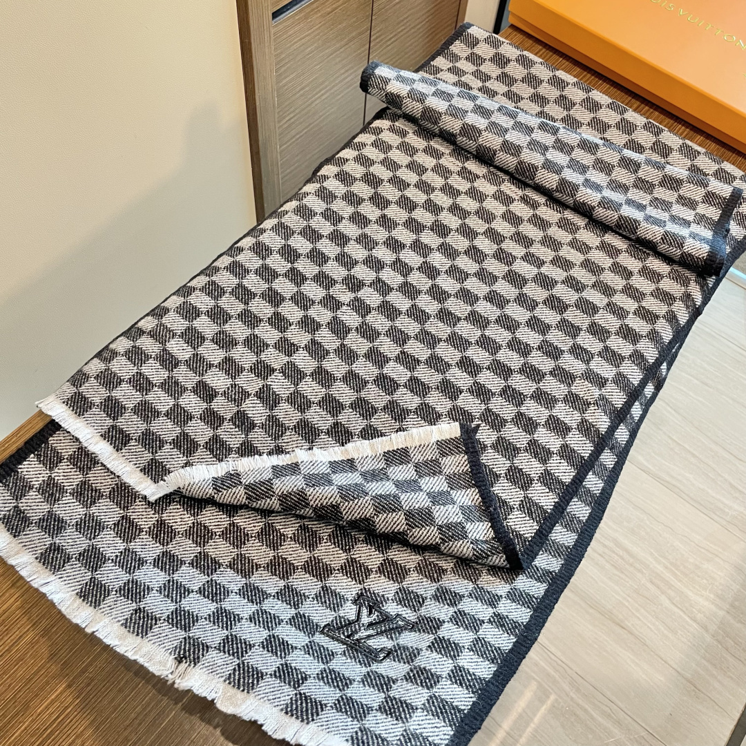 爆款上👍👍 LV独家牛货🐂 高端品质棋盘格编织工艺围巾‼️这种精品是市场上及其少见的，棋盘格元素针织毛线