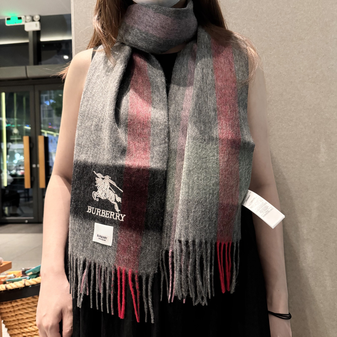 顶级高端货现货发行⚠️巴宝莉专柜超爆万年款✨【经典格纹长巾】羊绒围巾✨品质手感好到不行‼️100%顶级羊