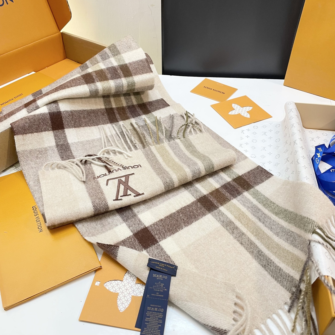 LV款式很有男性魅力，经典大方‼️面料采用的是客供纯羊绒，细腻柔软度都非常的好，非常漂亮。上身效果无敌好