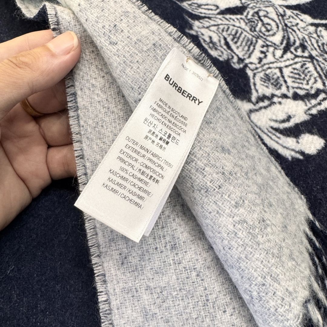 巴宝利 最新款围巾，男女士的福利 超温柔洋气的双面设计！！】感觉这个比以往的设计都更显年轻更显温柔更气质